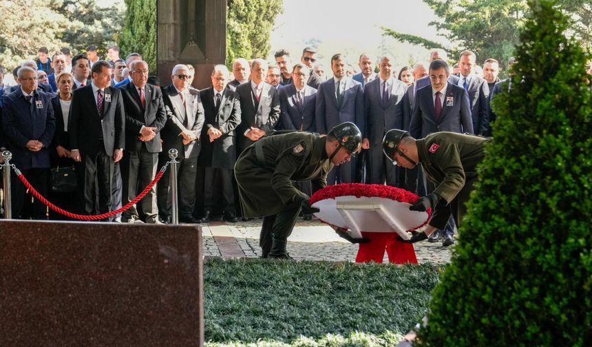 8. Cumhurbaşkanı Turgut Özal, vefatının 32. yılında mezarı başında anıldı 