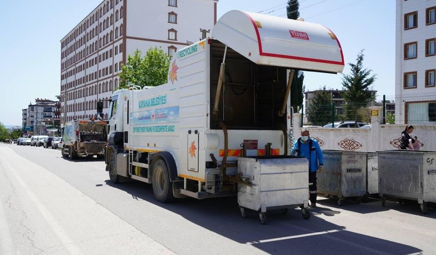Adıyaman Belediyesi’nden yaz seferberliği: Çöp konteynerleri özel solüsyonlarla dezenfekte ediliyor  - Videolu Haber