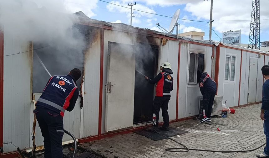 Adıyaman Besni’de konteyner kentte yangın: 5 kişi dumandan etkilendi  - Videolu Haber