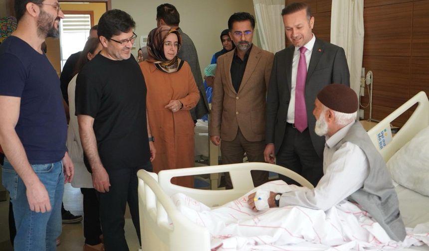 Başhekim Turgut, deprem sonrası ilk kornea nakli yapılan hastaları ziyaret etti 