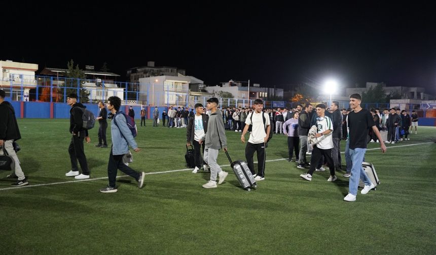 Depremzede gençler için umut ve dayanışma kampı: 500 kişilik kafile Mersin’e uğurlandı 