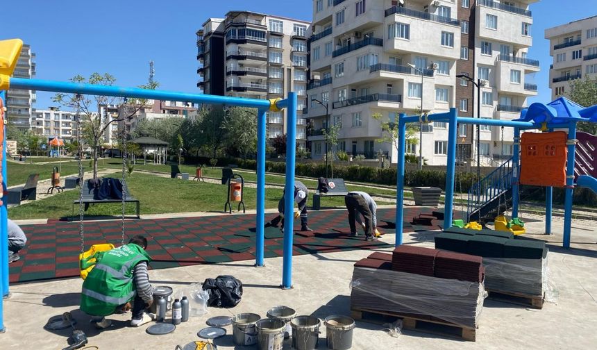 Kahta Belediyesi parkları yaza hazırlıyor: Oyun grupları yenileniyor, yeşil alanlar bakıma alındı 