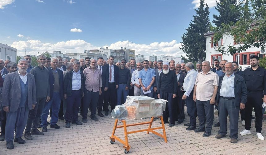 Kahta'da çiftçilere üzüm sıkma makinesi dağıtıldı 