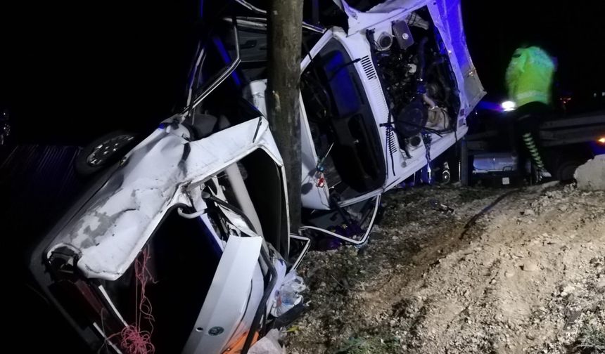 Otomobil direğe çarptı; Zeydanur öldü, anne ve babası yaralandı 