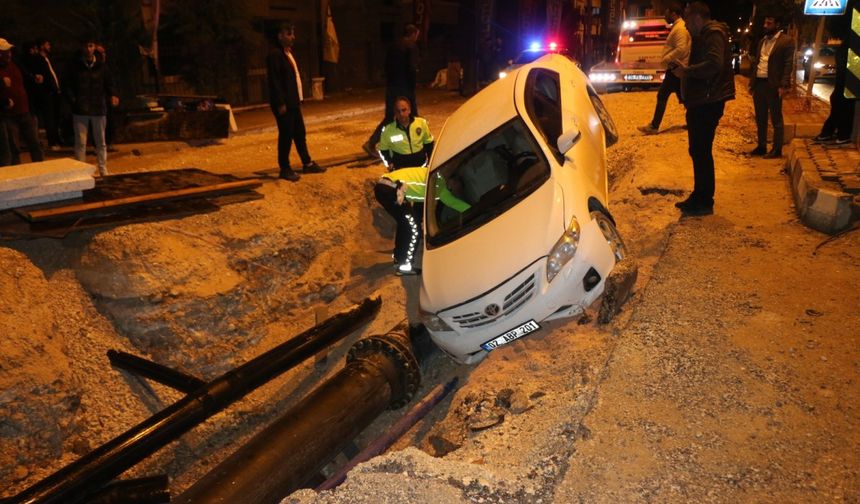 Adıyaman üçüncü çevre yolunda tehlikeli kaza: Alkollü sürücü iddiası, kapalı yola girdi, kanala uçtu - Videolu Haber