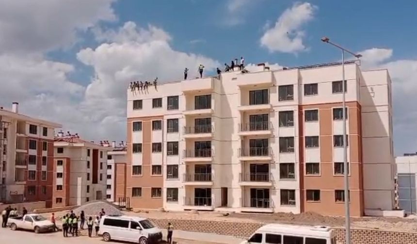 Adıyaman'da deprem konutları şantiyesinde işçi eylemi: 'Üç aydır ücret alamıyoruz'  - Videolu Haber
