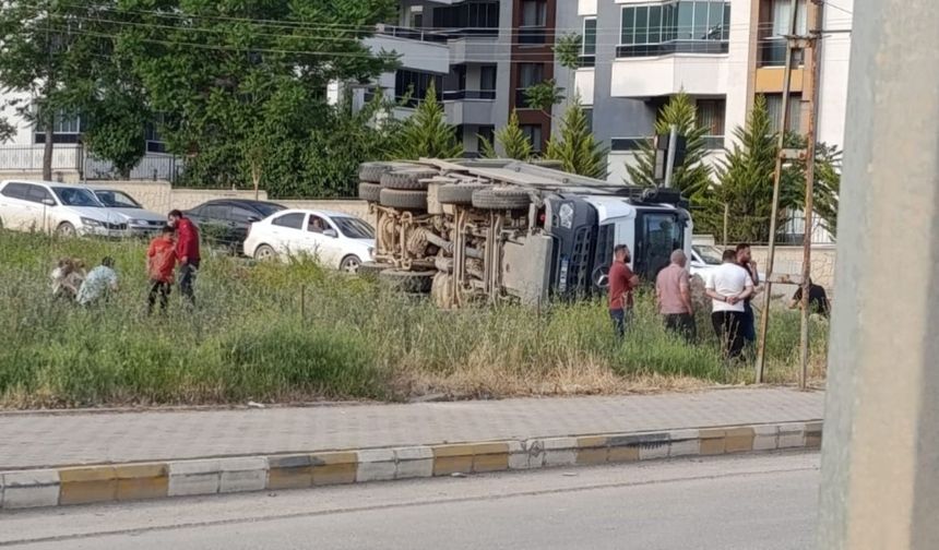 Adıyaman’da TOKİ şantiyesinden çıkan kamyon devrildi: Şans eseri yaralanan olmadı 