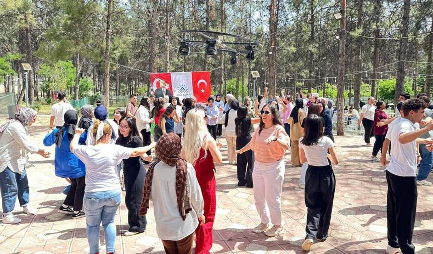 Belediye’den YKS adaylarına moral pikniği: Tutdere öğrencilerle halay çekti, başarı mesajları verdi  - Videolu Haber