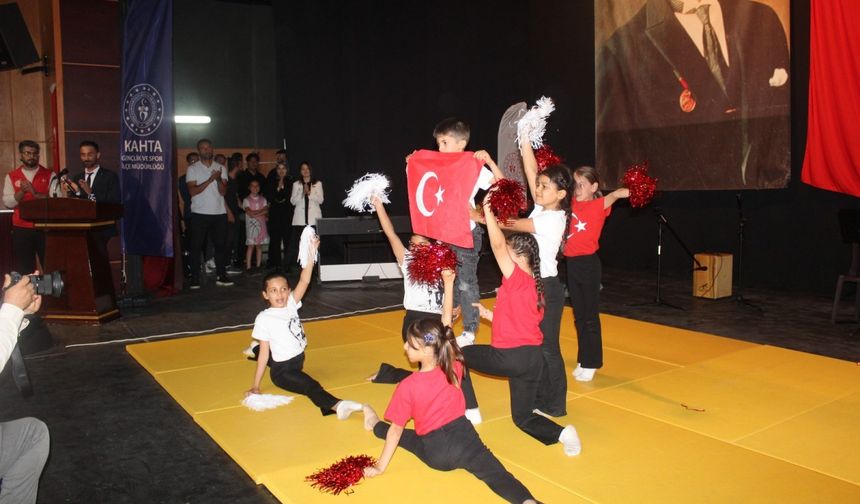 Kahta’da 19 Mayıs coşkusu kortejle başladı, Kültür Merkezi’nde zirveye ulaştı