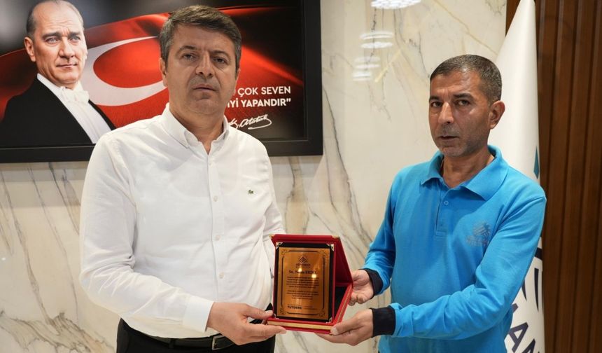 Temizlik personeli Naim Erdil, içinde para ve ziynet eşyası bulunan cüzdanı sahibine teslim etti  - Videolu Haber