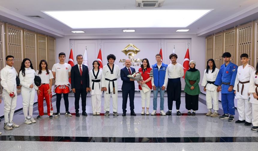 Vali Varol: Cumhuriyetin geleceği gençlerin omuzlarında