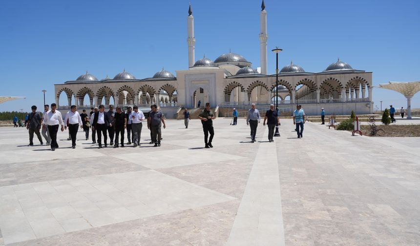 Adıyaman Belediyesi’nden sahabe türbesine kapsamlı temizlik çalışması  - Videolu Haber