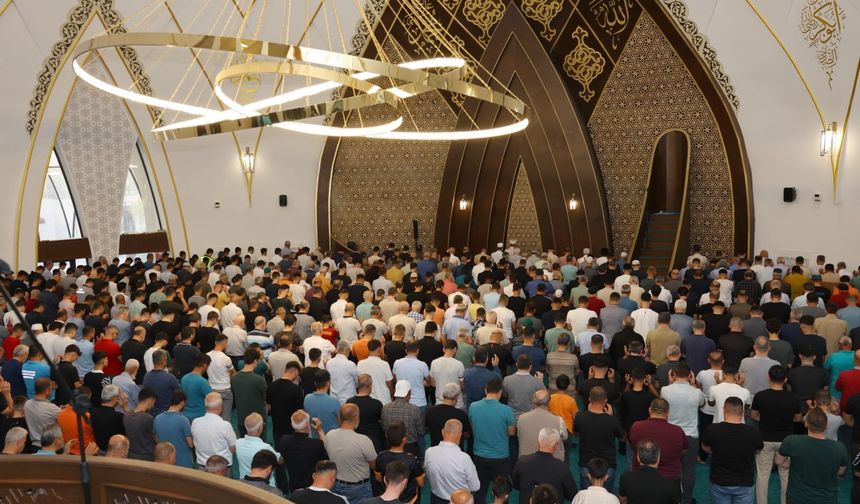 Adıyaman'da yüzlerce kişi bayram namazı için saf tuttu 