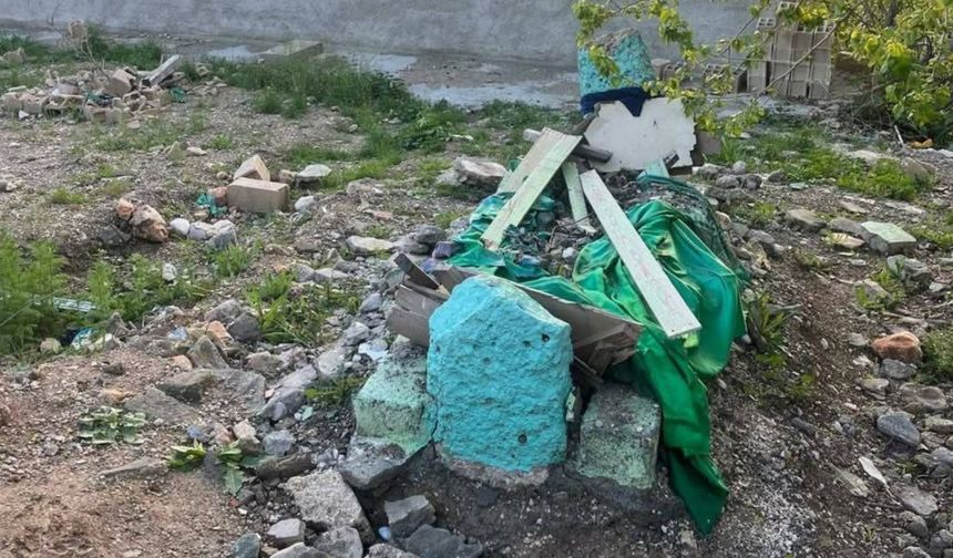 Rıfat Baba’nın türbesi enkaz halinde kaldı: Torunundan destek çağrısı 
