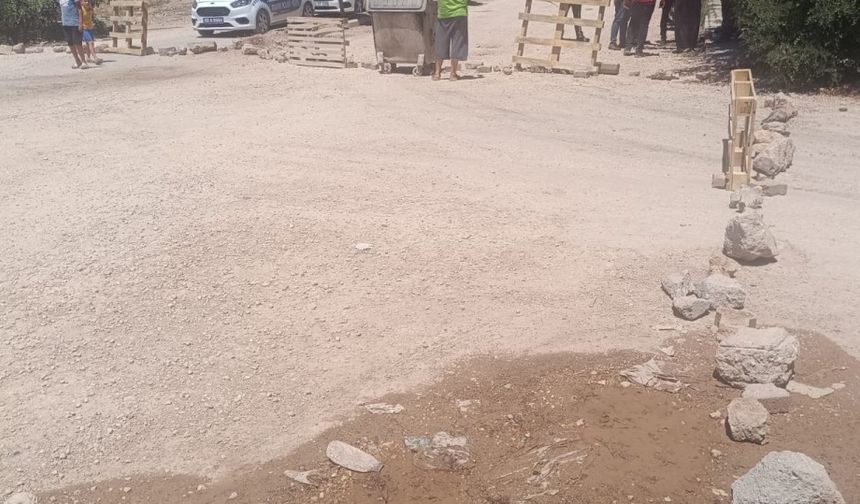 Gölbaşı’nda mahallelinin toz tepkisi:Yol taş ve sopalarla kapatıldı