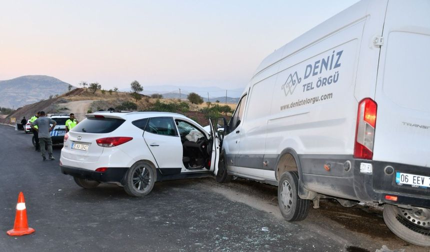 Besni'de iki araç kafa kafaya çarpıştı: 5 yaralı  - Videolu Haber