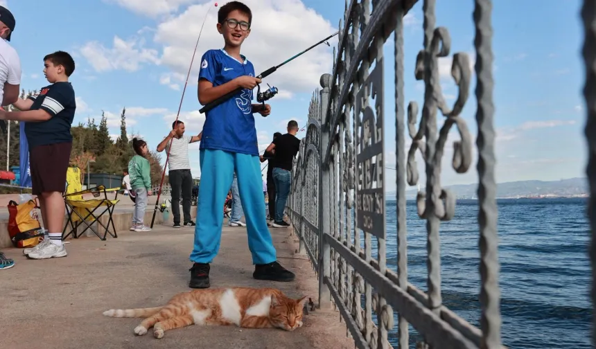 Eskihisar Sahili’nde baba-çocuk balık tuttular