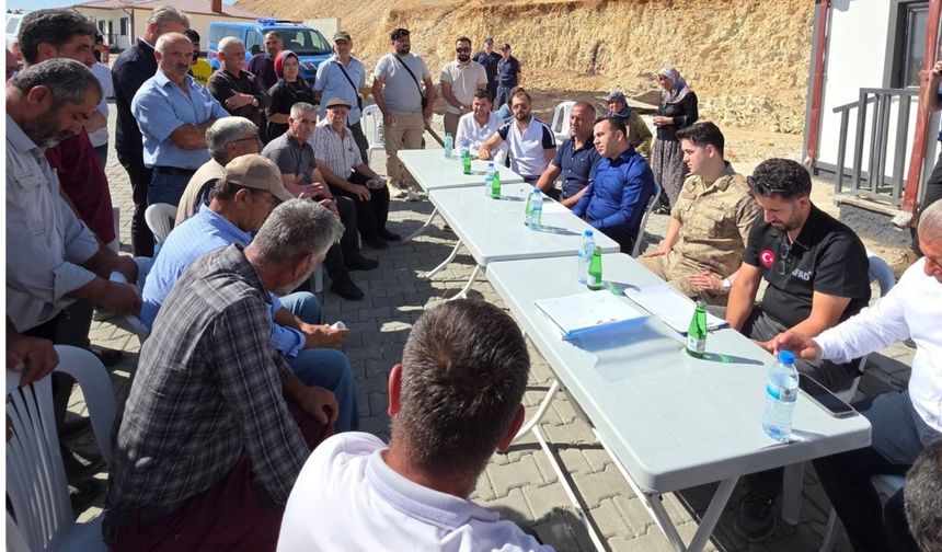 Gölbaşı İlçe Kaymakamı Kadir Algın, deprem konutlarının anahtar teslimini yaptı