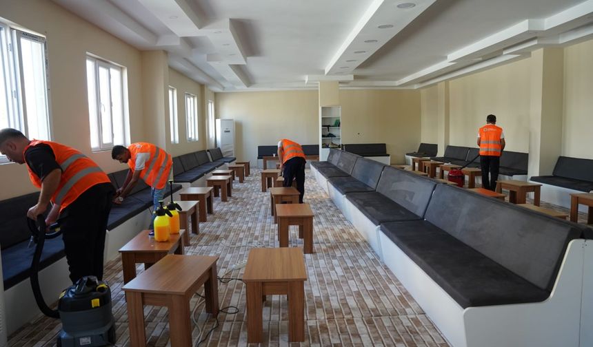 Kahta Belediyesi, tüm taziye evlerinde kapsamlı temizlik çalışması başlattı  