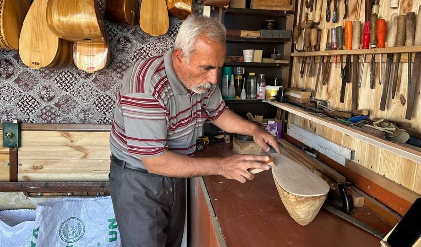 Saz ustası, Adıyaman Belediyesi’ne başvurdu: Sanatını yeniden icra etmeye başladı