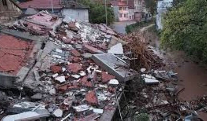 Balıkesir sallanmaya devam ediyor: 6,1'lik depremin ardından 100'ü aşkın artçı