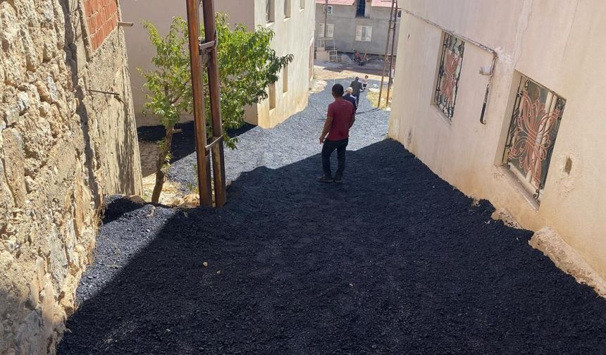 Besni'de deprem sonrası yol onarım çalışmaları sürüyor