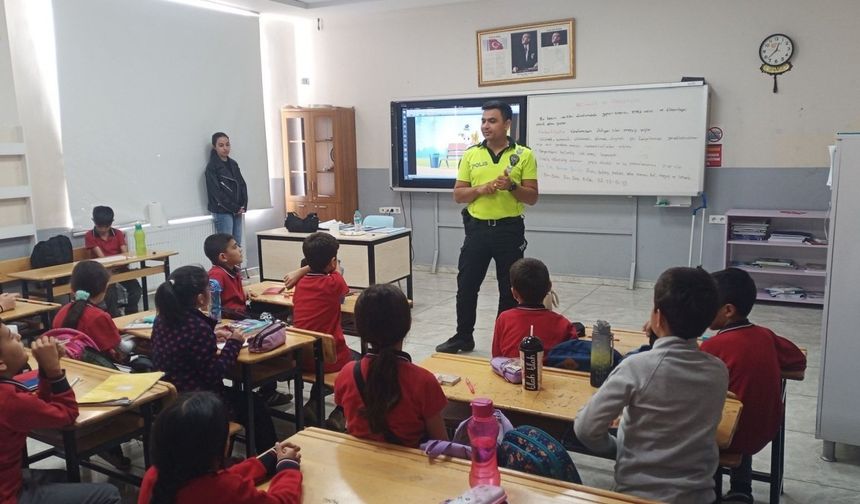 Gölbaşı'nda öğrencilere güvenli internet kullanımı ve trafik eğitimi verildi