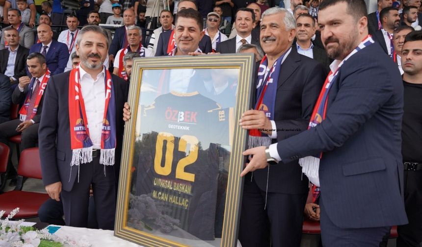 Kahta02 Spor'dan Başkan Hallaç'a 'Onursal Başkanlık' unvanı