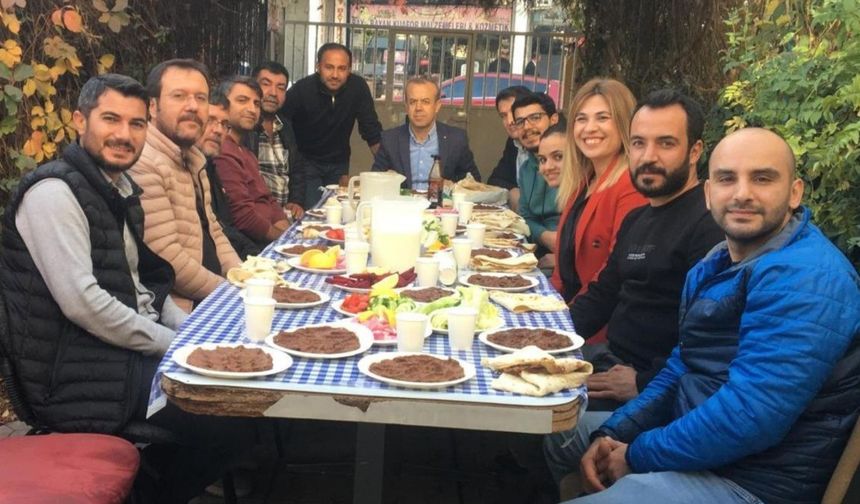 Öğretmenler Günü'nde, öğretmenlere çiğköfte ikram edildi