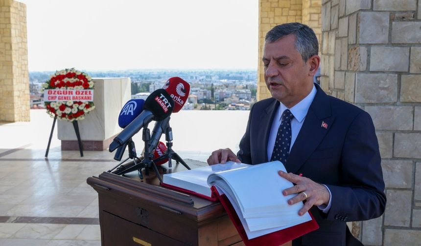 Özgür Özel, KKTC'nin kurucu liderlerini anıt mezarlarında andı - Videolu Haber