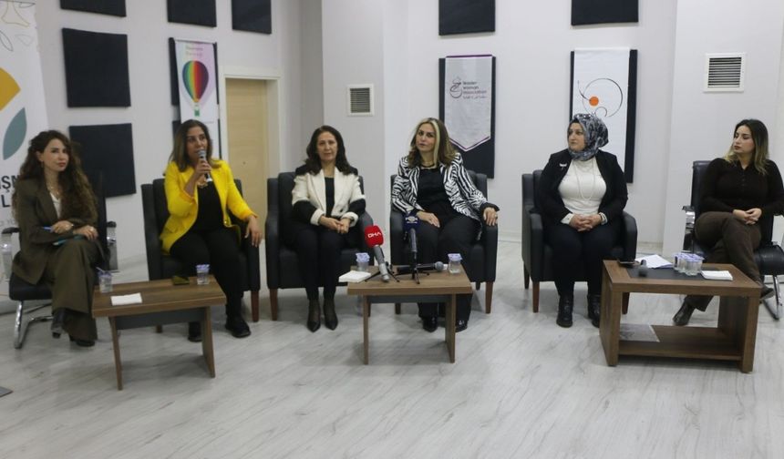 Adıyaman'da 'Kadınlar Nerede?' paneli: Kadınların toplumsal mücadeleleri ve çözüm arayışları masaya yatırıldı - Videolu Haber