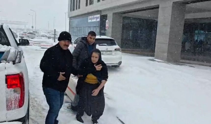 Adıyaman'da yoğun kar nedeniyle yolda kalan hastalar belediye ekiplerince kurtarıldı - Videolu Haber