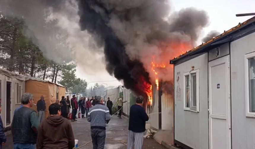 Altınşehir Konteyner Kent'te Yangın: Depremzedeler Su Sıkıp Müdahale Etti - Videolu Haber