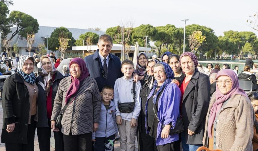 Başkan Tugay, Beydağlı kadınları İzmir'de ağırladı