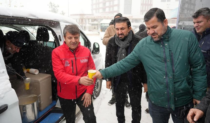 Başkan Tutdere'den kar yağışında vatandaşa sıcak çorba ikramı - Videolu Haber