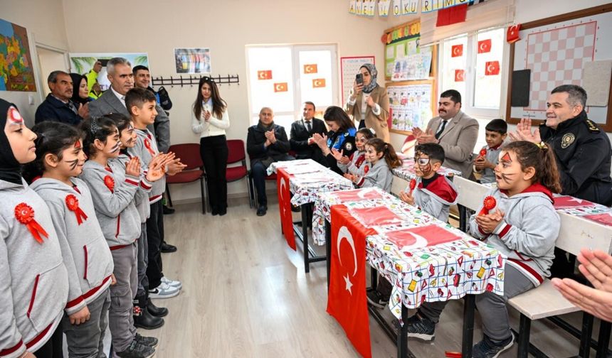 İl Emniyet Müdürü Kayhan AY'dan öğrencilere anlamlı ziyaret