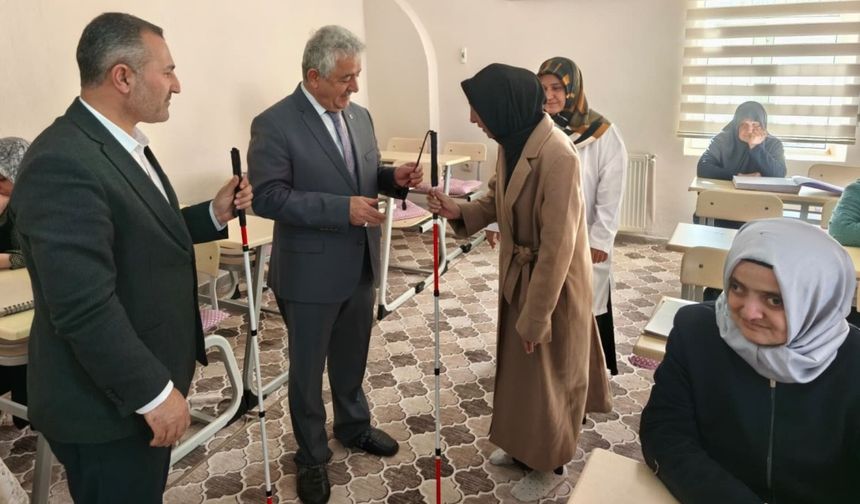 İl Müftüsü Mevlüt Haliloğlu'ndan Görme Engelliler Kur'an Kursu'na ziyaret
