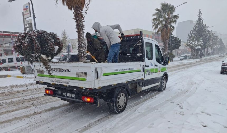 Kahta Belediyesi'nden buzlanmaya karşı tuzlama çalışması - Videolu Haber