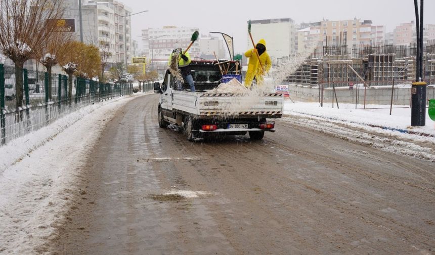 Kahta Belediyesi'nden kar mesaisi: Toplu taşıma ücretsiz