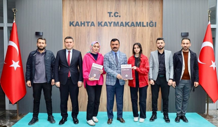Kahta'da İnşirah Dergisi Kaymakam Soysal'a takdim edildi