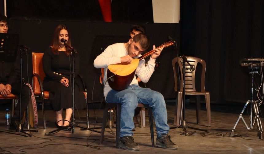 Kahta'da özel gereksinimli bireylerin sahne performansı büyük beğeni topladı