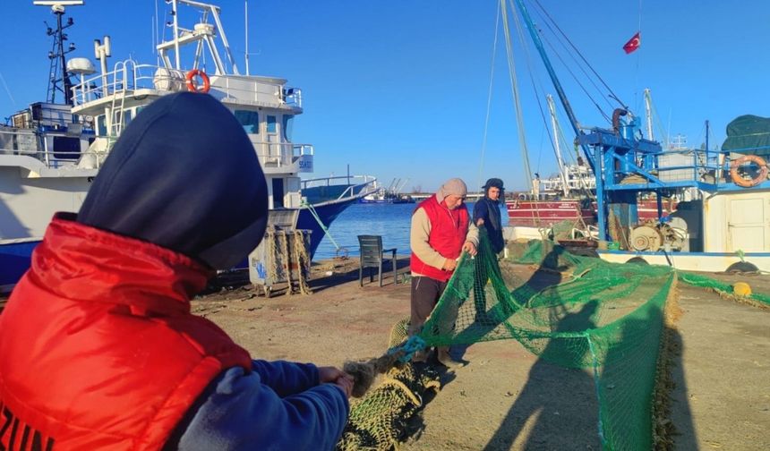 Karadeniz'de fırtına balıkçıları kıyıya bağladı: Mezgit için hazırlık sürüyor - Videolu Haber