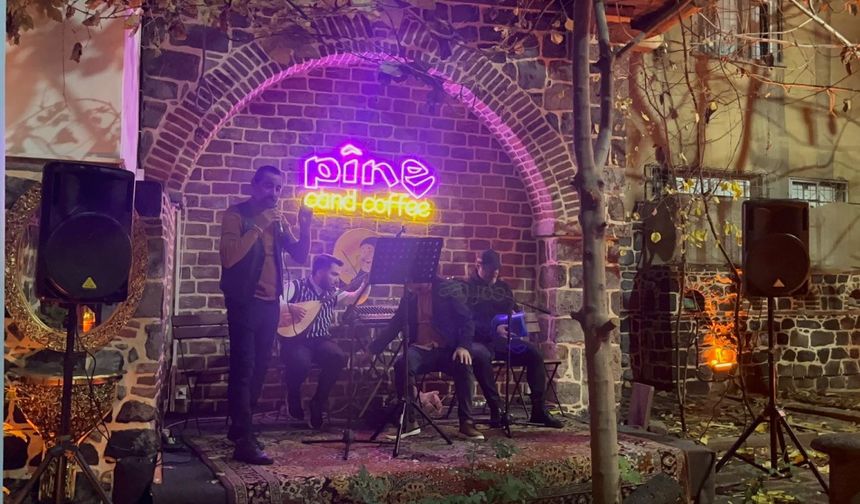 Toplumcu Gerçekçi Yazar ve Şairlerden Şiir ve Türkü Tadında Gece