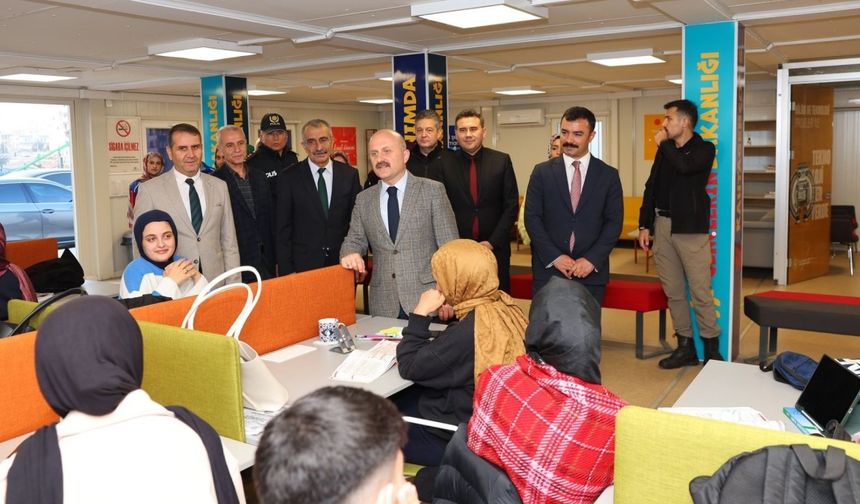Vali Osman Varol, Kahta Genç Ofisi'nde öğrencileri ziyaret etti