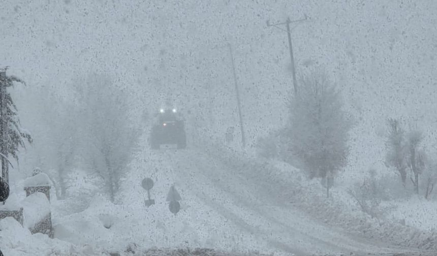 Adıyaman'da yoğun kar yağışı nedeniyle bazı ilçeler ve köylerde eğitime 1 gün ara verildi