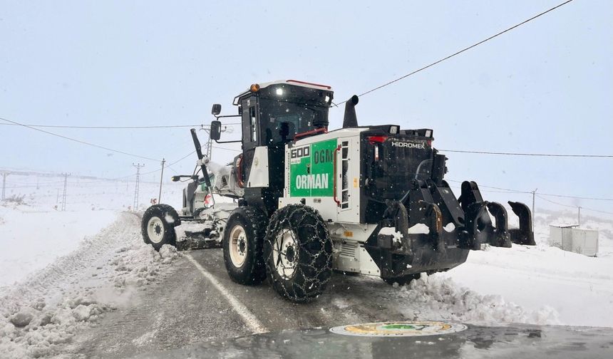 Adıyaman'ın Gölbaşı İlçesinde Karla Mücadele Aralıksız Sürdürülüyor