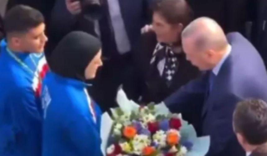 Aydın'daki törende fotoğrafçıdan Başkan Özlem Çerçioğlu'na tepki çeken hareket