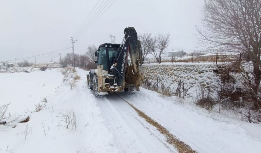 Çelikhan Belediyesi, yoğun kar yağışı nedeniyle çalışmalarını sürdürüyor - Videolu Haber