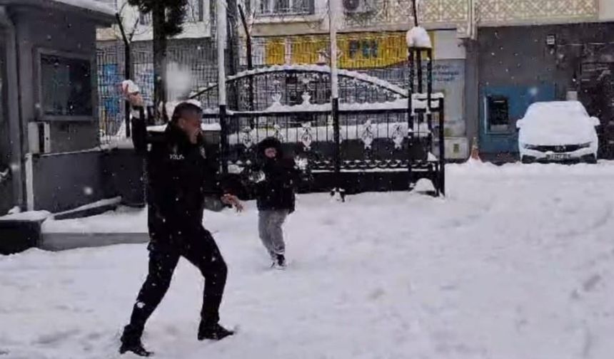 Gölbaşı'nda polisler çocuklarla kar topu oynadı
