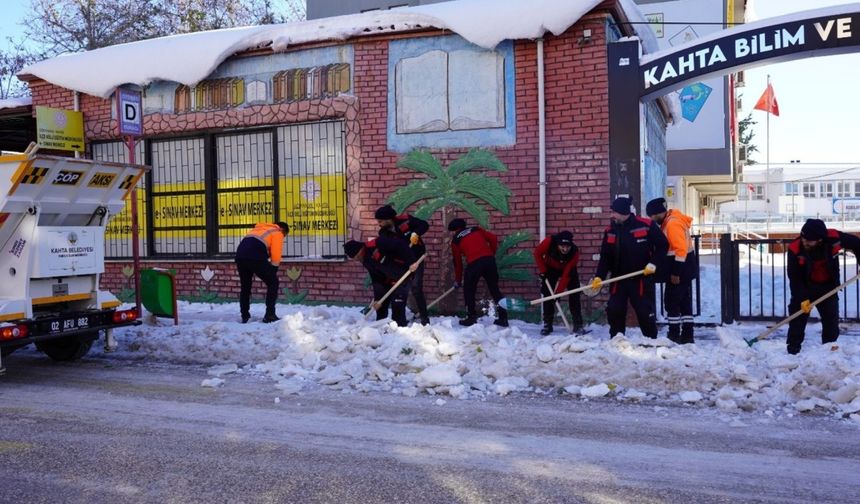 Kahta'da ulaşım için karla mücadele çalışmaları sürüyor